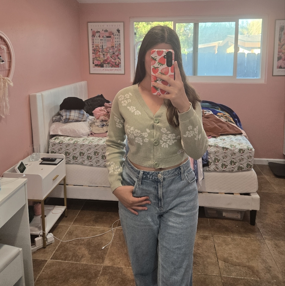 Hollister Floral Knit Cardigan – Size XS (Button Hole Slightly Loose)